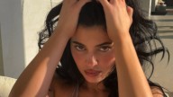 Kylie Jenner se sumó al boom de las microbikinis metalizadas y fue furor: más de 2.700.000 likes