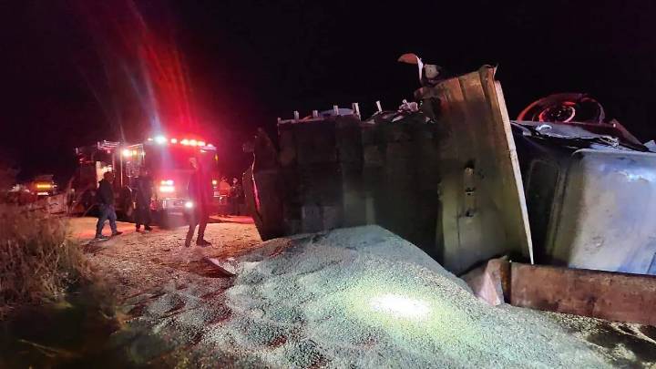 Encontronazo entre tráiler y camión volteo deja dos heridos en Acámbaro