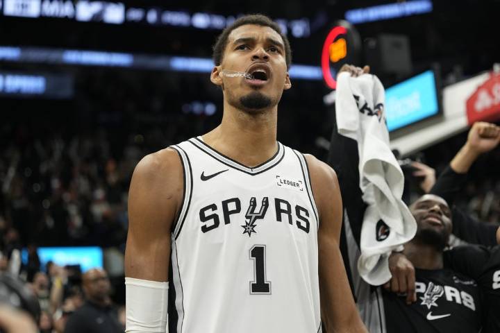 Deadspin | Spurs coming off 1st loss with visit to fellow Western power Lakers