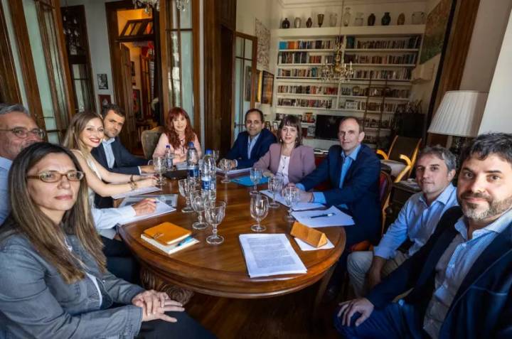 A cinco meses de ser condenada, Cristina recibió a economistas en su casa