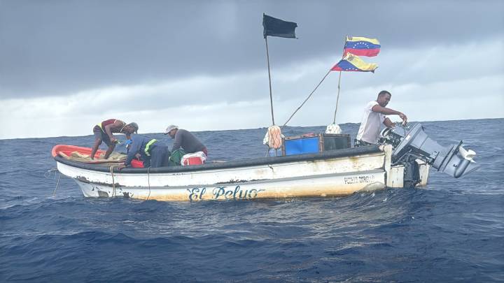 Pescadores asistieron embarcación tras falla mecánica
