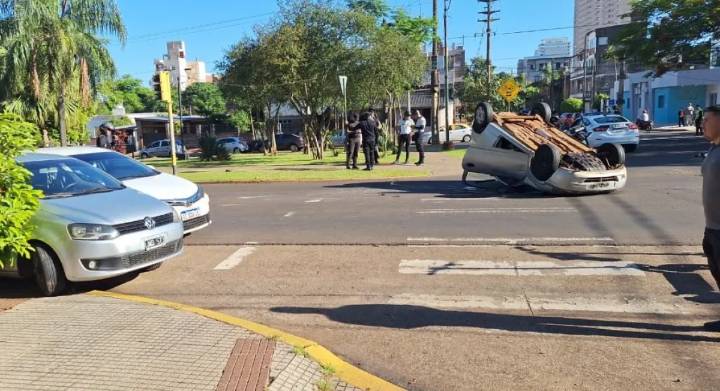 Tres vehículos involucrados y dos personas lesionadas en un choque en pleno centro posadeño