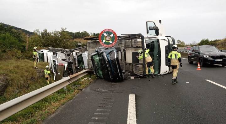 Vuelca un camión portacoches en la A-8 a la altura de Ontón