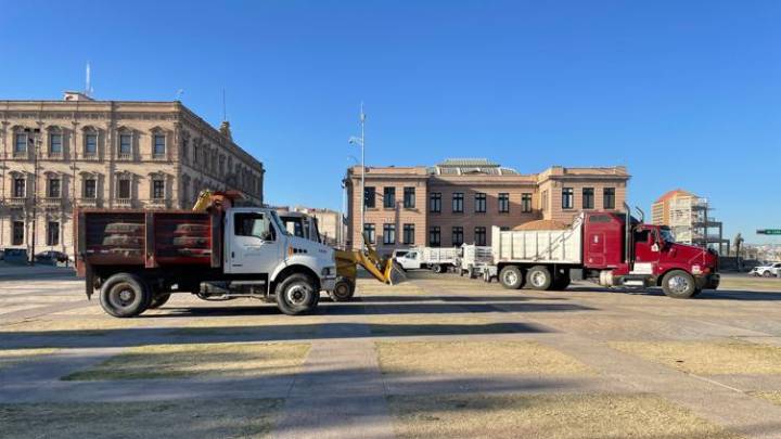 Inician labores para instalar pista de hielo en Plaza de la Grandeza