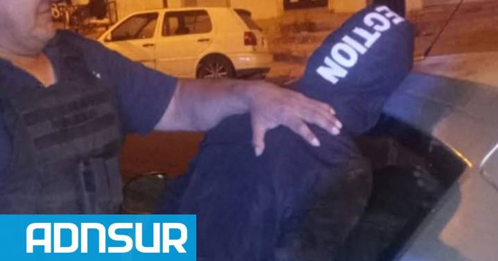 Robaron un auto, lo siguieron por falta de combustible y terminó detenido con un arma en la campera