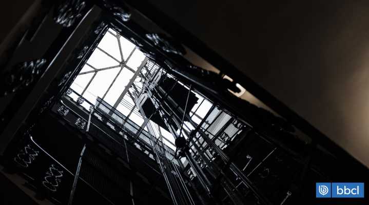 Hombre de 60 años muere tras caer por el foso de un ascensor desde piso 13 en edificio de Antofagasta