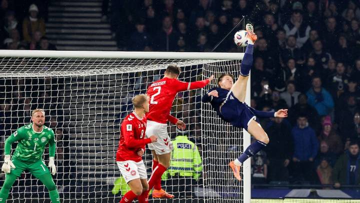 La increíble chilena de McTominay en el partido decisivo para la clasificación al Mundial