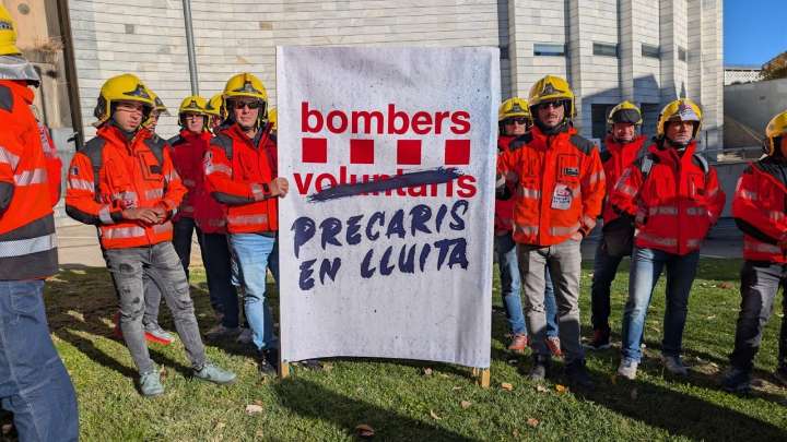 Bomberos voluntarios de Lleida demandan a la Generalitat para exigir derechos laborales