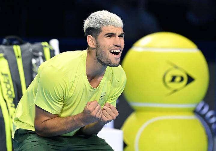 Carlos Alcaraz se impone a Musetti y avanza como líder a semifinales en Turín