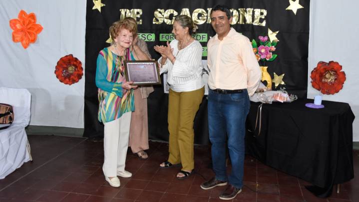 Entregaron un reconocimiento a una de las fundadoras de la Esc. de Capacitación Nº 10 en su 56º aniversario