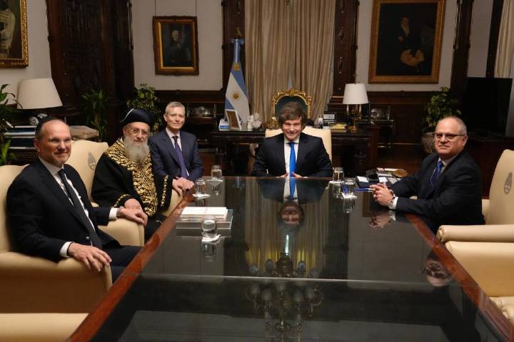 "Visita espiritual". Milei recibió al gran rabino sefaradí de Israel en la Casa Rosada