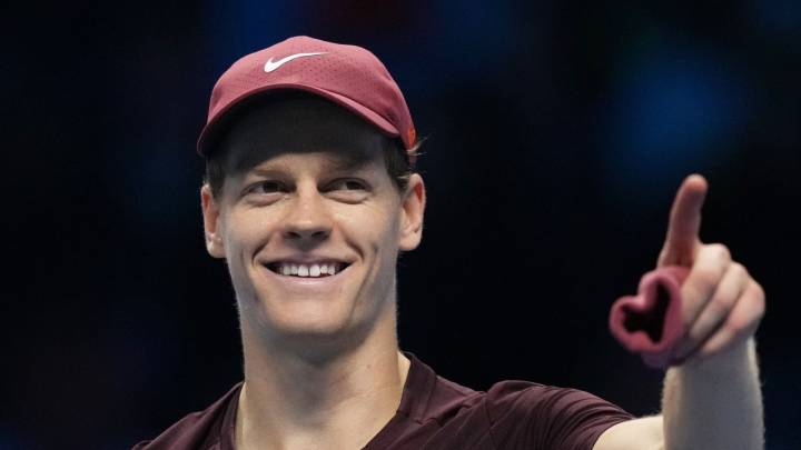 Jannik Sinner sweeps aside Alexander Zverev in straight sets to reach semi