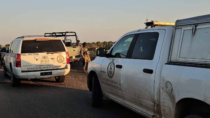 Asesinan a dos hombres sobre puente rumbo a Piggy Back en Culiacán; estaban esposados