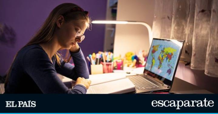 Luz ajustable, brazo extralargo y precio mini: la lámpara más versátil para tu escritorio está en Amazon