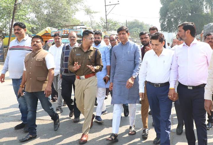 Indore News: Mayor Pushyamitra Bhargav Inspects Loha Mandi, Says New Truck Movement Rules Soon