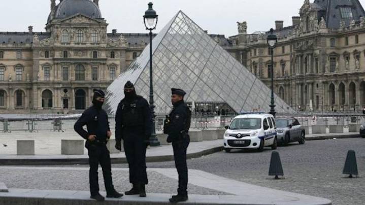 Detienen en Francia a cuatro nuevos sospechosos por el robo al Louvre y ya está caída toda la banda que irrumpió en el museo