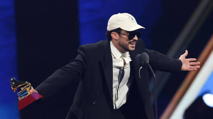 Alejandro Sanz se cuela en la fiesta de Bad Bunny en los Latin Grammy