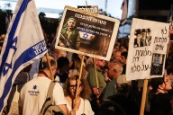 Miles de manifestantes israelíes exigen en Tel Aviv una comisión estatal que investigue los fallos que permitieron el ataque de Hamas  del 7 de octubre del 2023