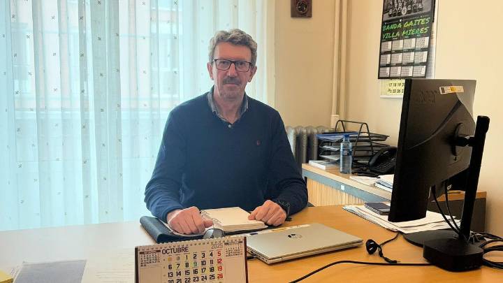 Francisco García, portavoz del gobierno de Mieres (IU): “Tenemos más de 200.000 metros cuadrados de zonas verdes y solo tres operarios: la externalización fue responsable y positiva”