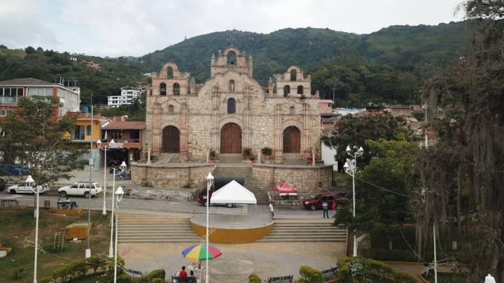 Así es la ‘ciudad de las colinas’ de Santander, un pueblo que sorprende con hermosas cascadas escondidas entre montañas
