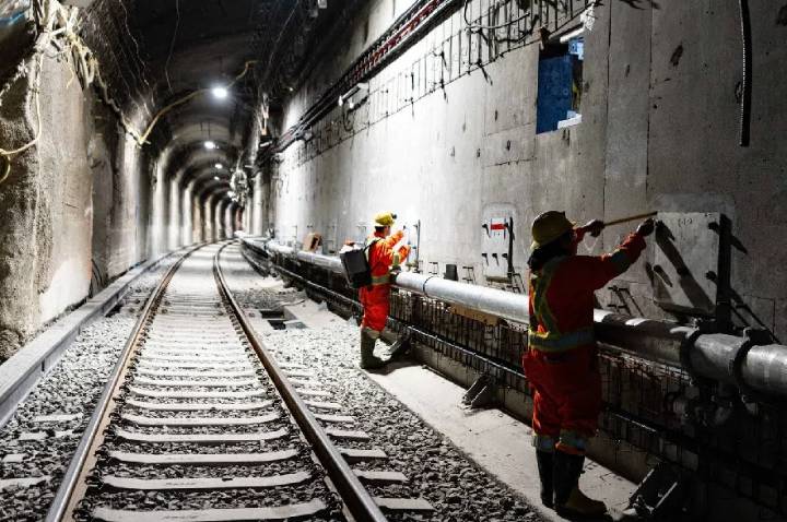 Canada adds surprise 67,000 jobs in October, unemployment rate drops to 6.9%