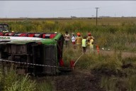 Trágico vuelco sobre Ruta 2: el chofer del micro quedó momentáneamente detenido