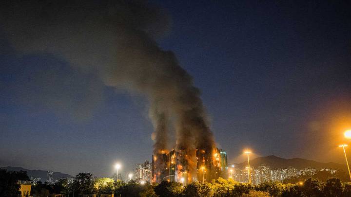 Mueren 12 personas en el incendio de varios edificios de viviendas en Hong Kong