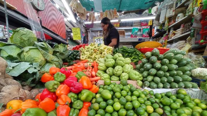 ¿Qué implica mantener la canasta básica en 910 pesos? Empresarios exponen beneficios y riesgos