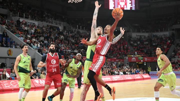 El Casademont pierde ante el Unicaja a base de triples