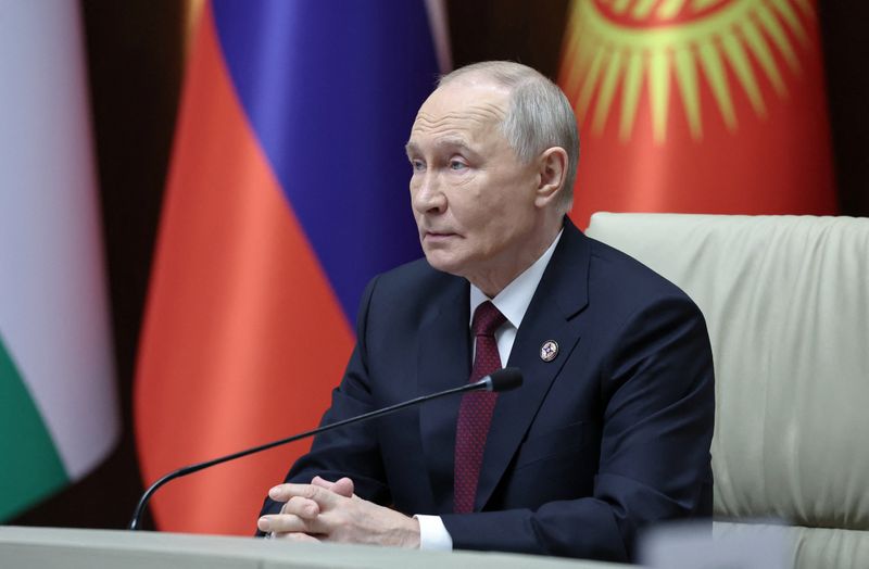 Putin says it's senseless to sign documents with 'illegitimate' Ukrainian leadership