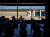 Aerolíneas revocadas en Venezuela y un aeropuerto desolado: el reclamo del sector aéreo a Maduro