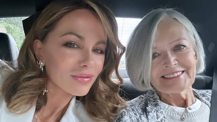 Kate Beckinsale honors late mom with stunning lingerie