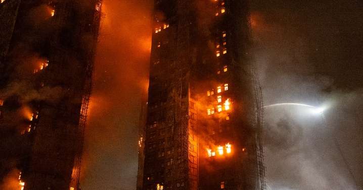 Incendio en rascacielos residenciales de Hong Kong deja al menos 36 muertos