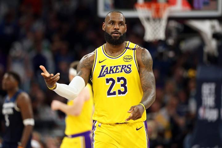 LeBron James nearing Lakers return from sciatic nerve issue