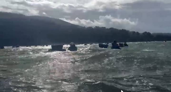 Mariscar en pleno temporal en Noia