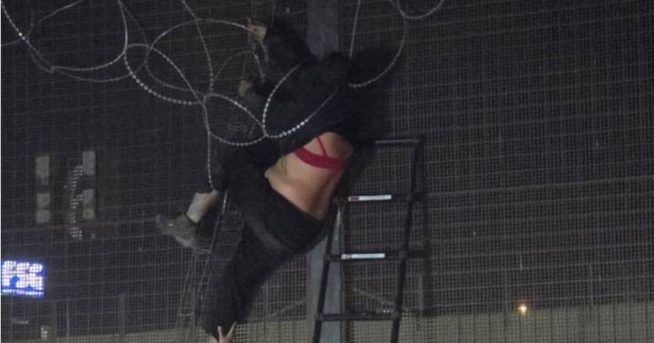 Patrulla Fronteriza rescata a mujer atrapada en los alambres del muro fronterizo con México