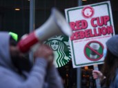Baristas de Starbucks realizan huelgas en más de 40 ciudades durante el Red Cup Day para impulsar negociaciones contractuales