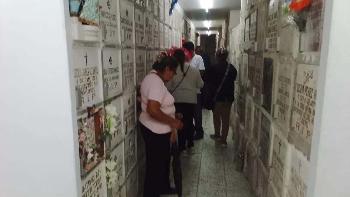 Familias visitan a sus seres queridos en criptas del templo Nuestra Señora del Rosario, en León
