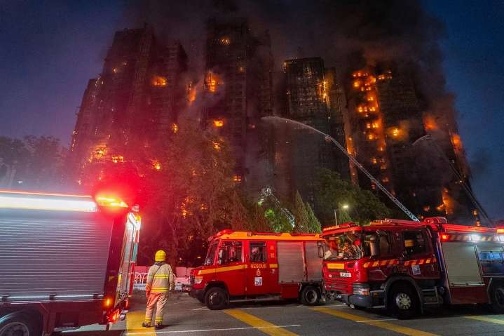Incendio en complejo residencial de Hong Kong deja 36 personas sin vida, entre ellas un bombero