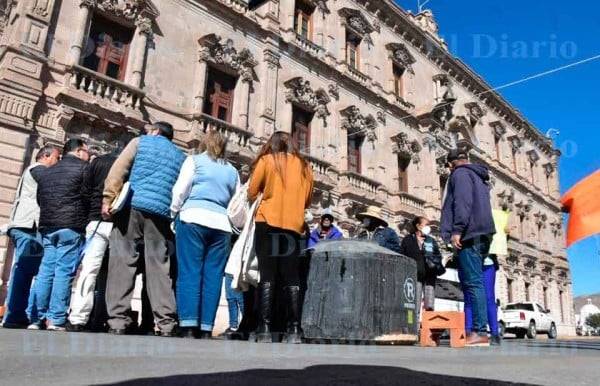 Con tinacos y ladrillos cierran la calle Aldama