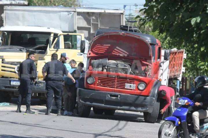 Terrible choque de camiones en el Bº 8 de Abril: se estacionó a descargar arena y lo embistió desde atrás