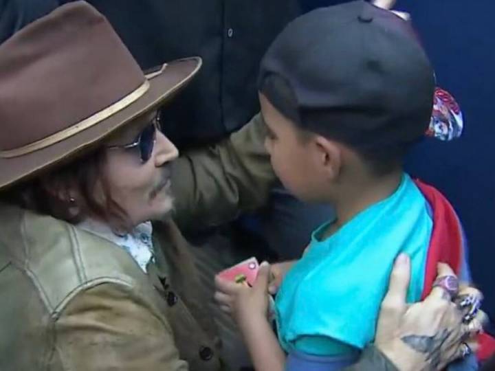 Soñado. Así fue el reencuentro de Johnny Depp con sus fans argentinos en la puerta de Telefe