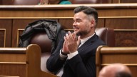 Gabriel Rufián reacciona a la noticia de LA RAZÓN y niega que esté negociando con el PSOE una nueva izquierda: "Es un invent"