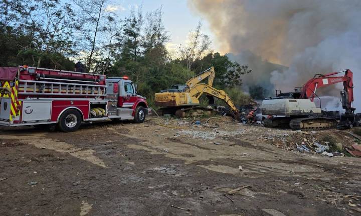 Incendio de grandes proporciones en centro de trasbordo de basura de Cidra
