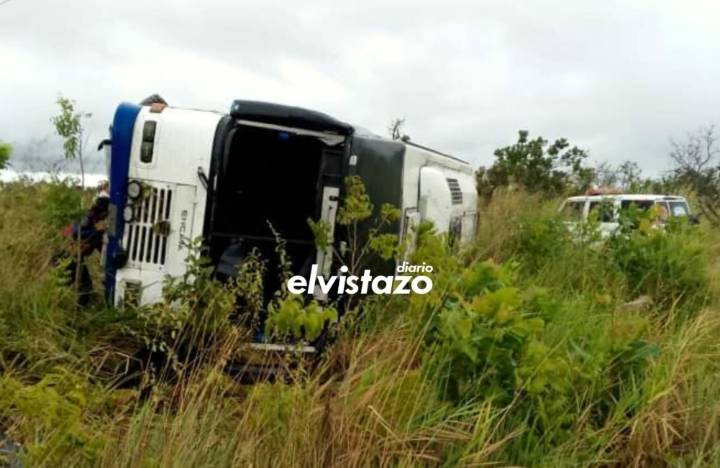 Ilesos los tres tripulantes de un autobús Encava que se volcó en la carretera El Tigre