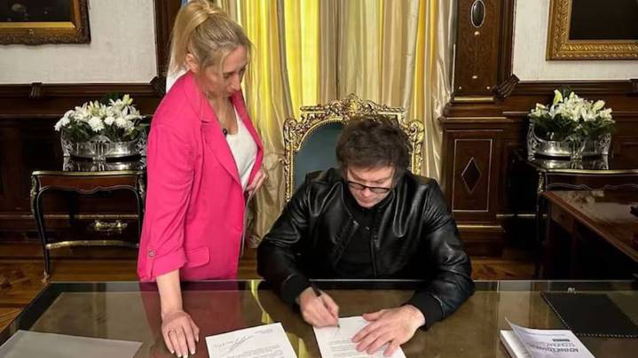 Milei se prepara para reestructurar la Jefatura de Gabinete y el Ministerio del Interior: le dará más poder a Santilli para negociar con el Congreso