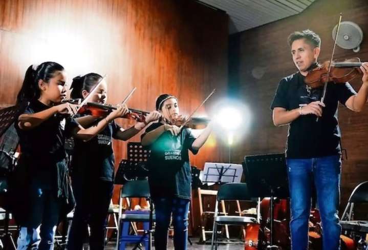 NIÑAS y niños de Chiapas ya ensayan con instrumentos donados desde Suiza