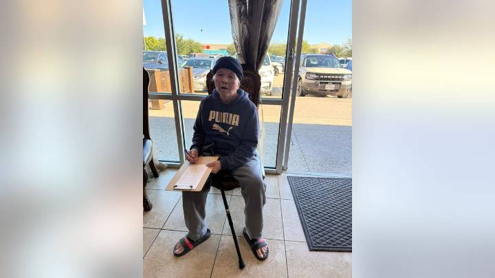 'Disoriented' man found in Cypress; deputies looking for family