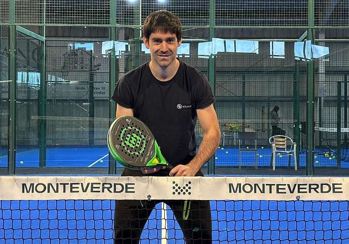 Una pala de pádel que juega en casa