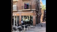 Lanza la equipación de pádel de su pareja por la ventana en pleno centro de Murcia: "Resulta que este va a ser el padre"